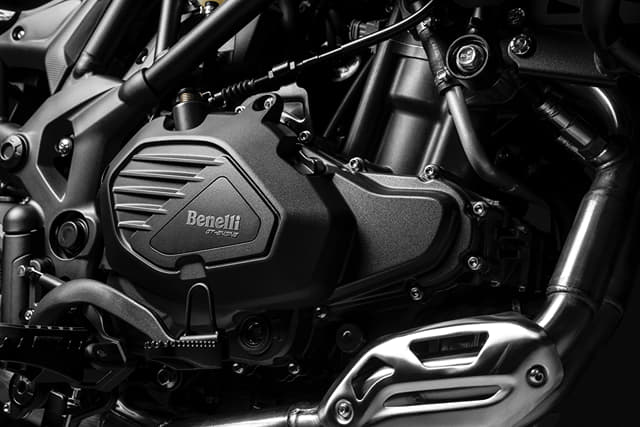 Engine Shot Right Image - 40411