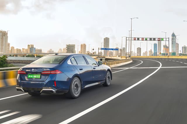 Rear Right Three Quarter Image - 39113