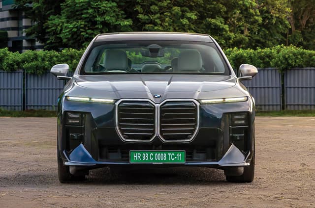 BMW i7 Front View