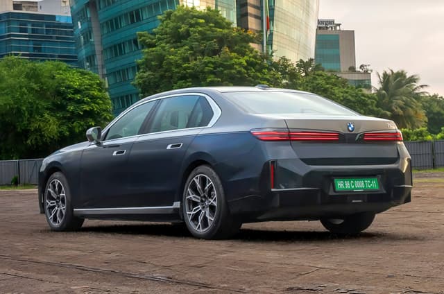 BMW i7 Rear Left Three Quarter