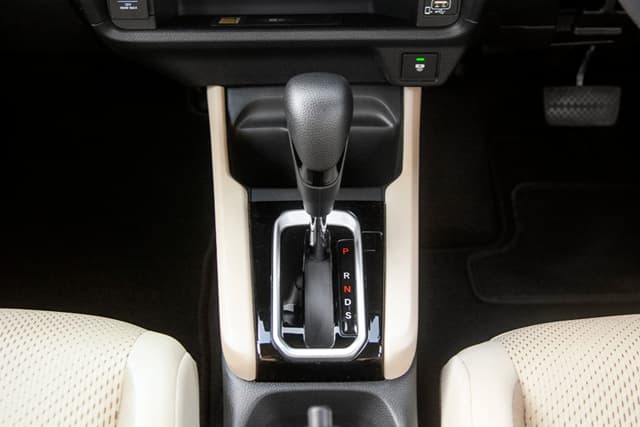 Leather Wrapped Gear Knob  Shift Selector Image - 40036
