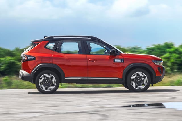 Renault Duster Right Side View