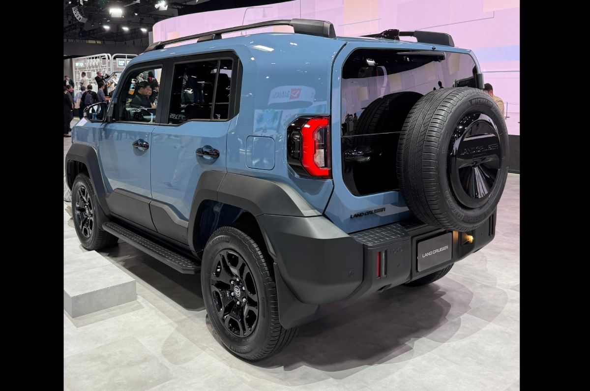 Toyota Land Cruiser FJ rear left side