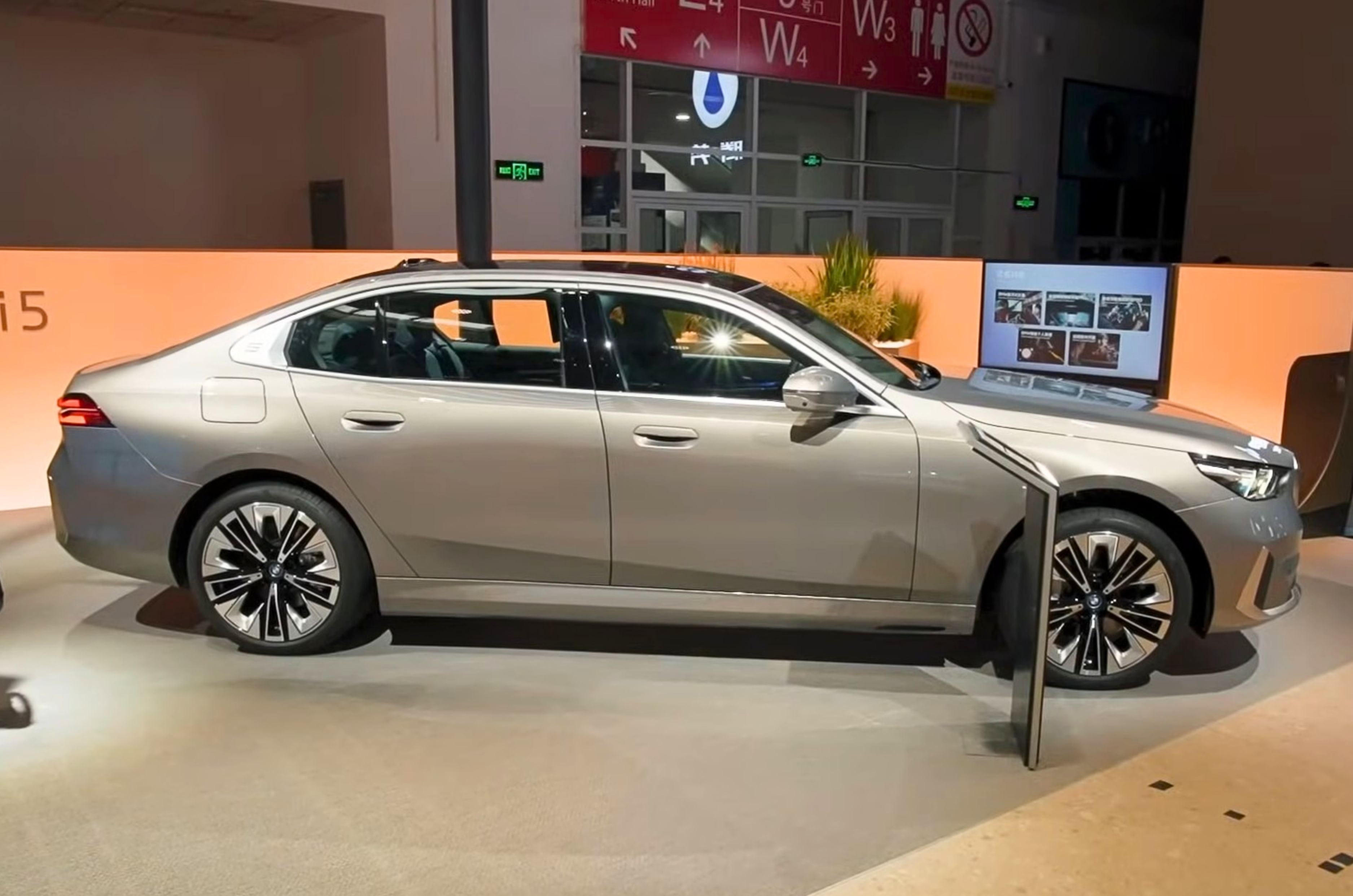 BMW i5 LWB side profile China spec