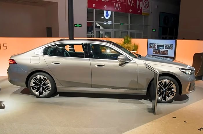 BMW i5 LWB side profile China spec