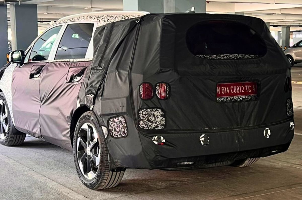 Kia Sorento SUV spied in India for the first time