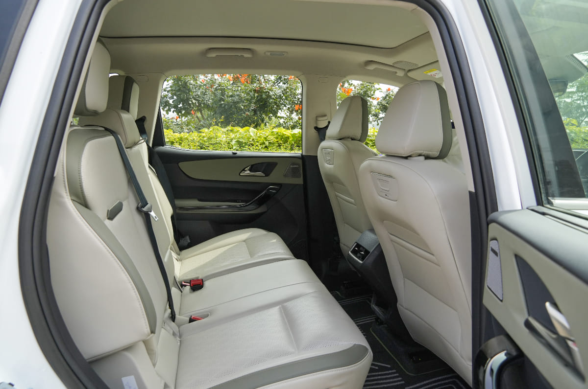 Mahindra XEV 9S second row seats