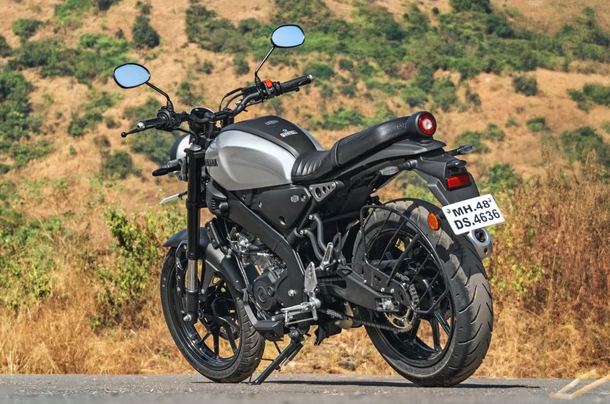 Yamaha XSR155 left rear static on road