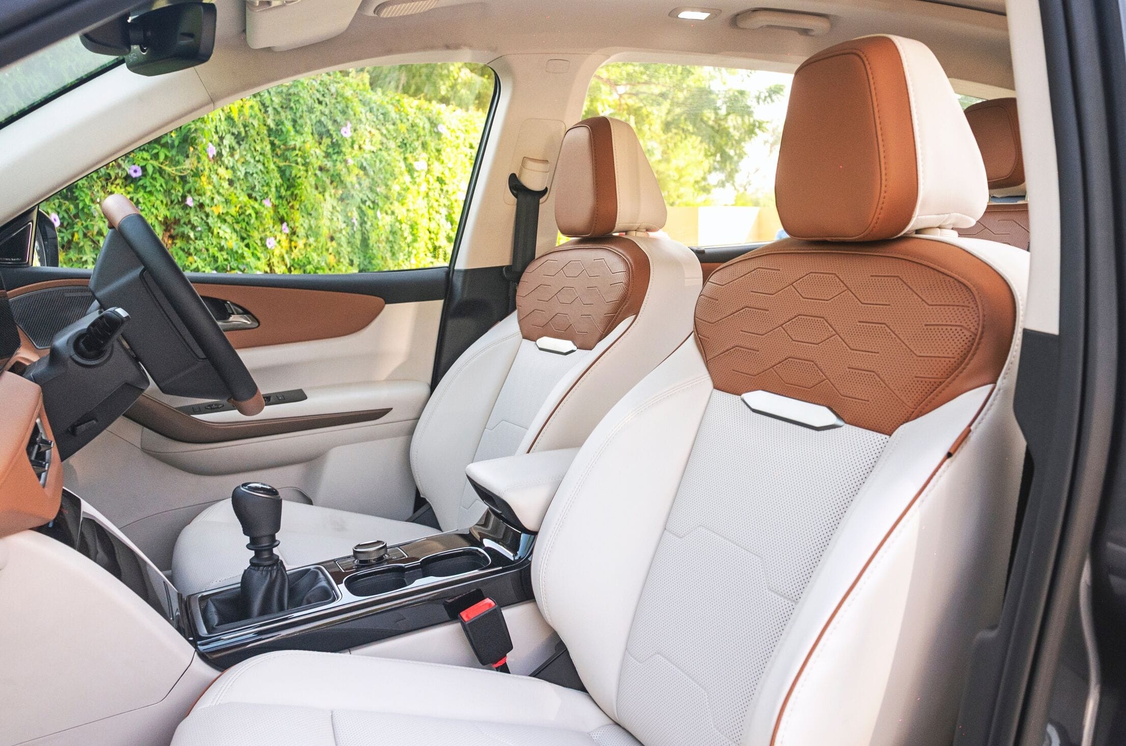 Mahindra XUV 7XO front seats