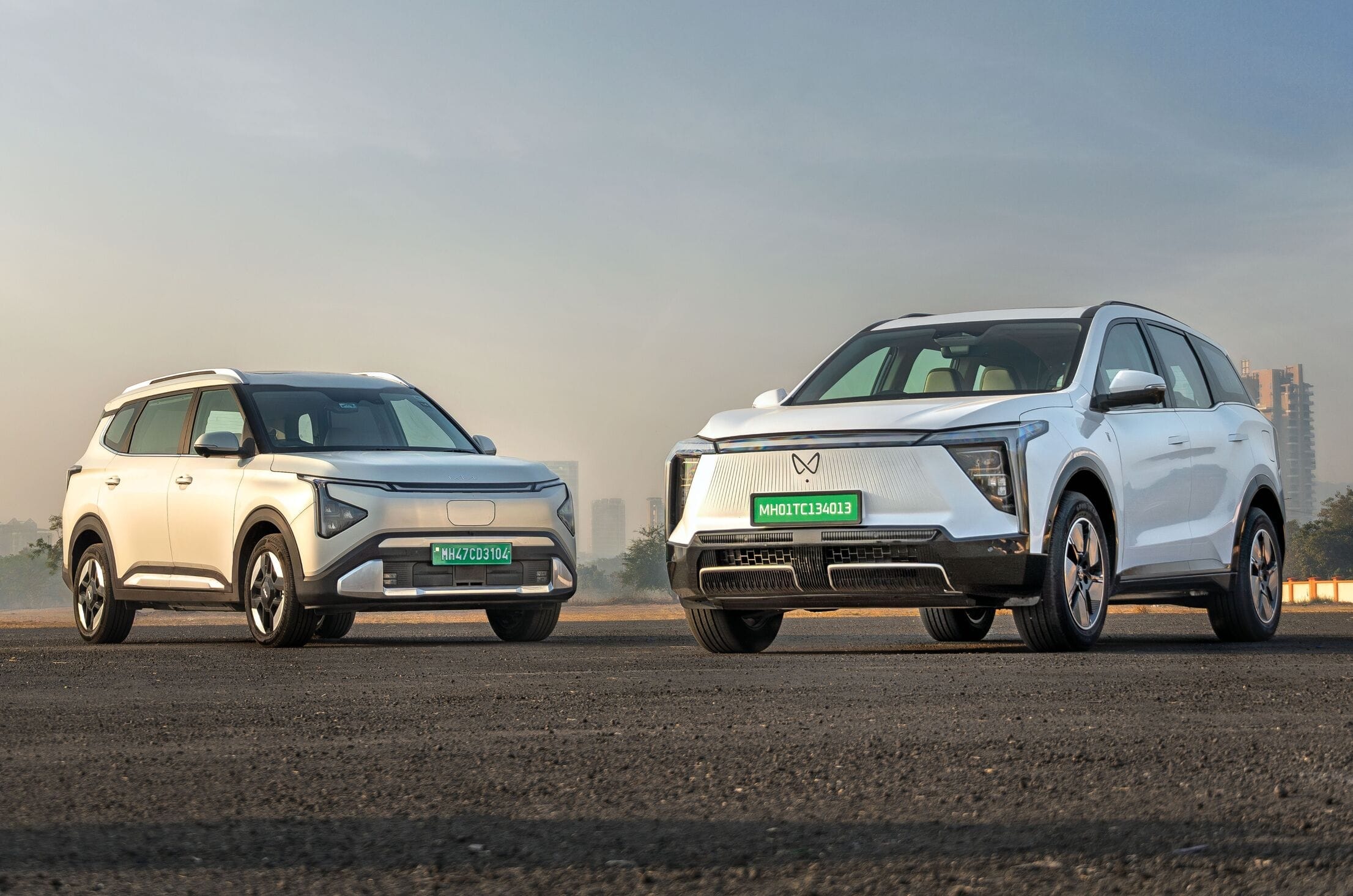Kia Carens Clavis EV vs Mahindra XEV 9S front