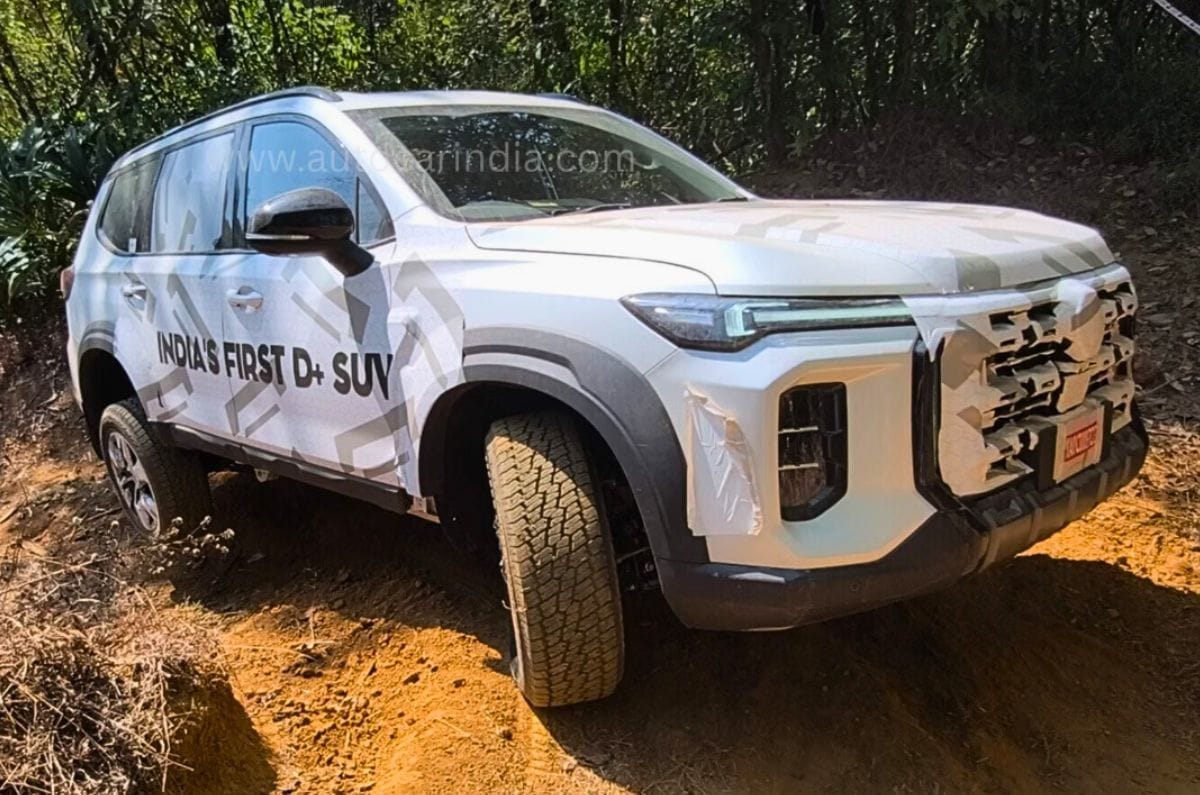 MG Majestor front third