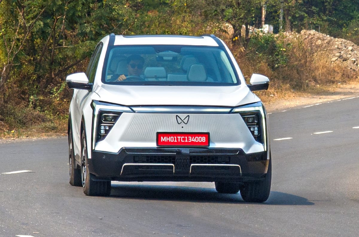 Mahindra XEV 9S front corner