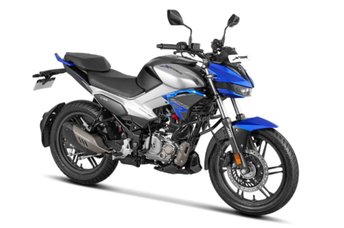 Hero Xtreme 125R IBS split seat front right side static in studio