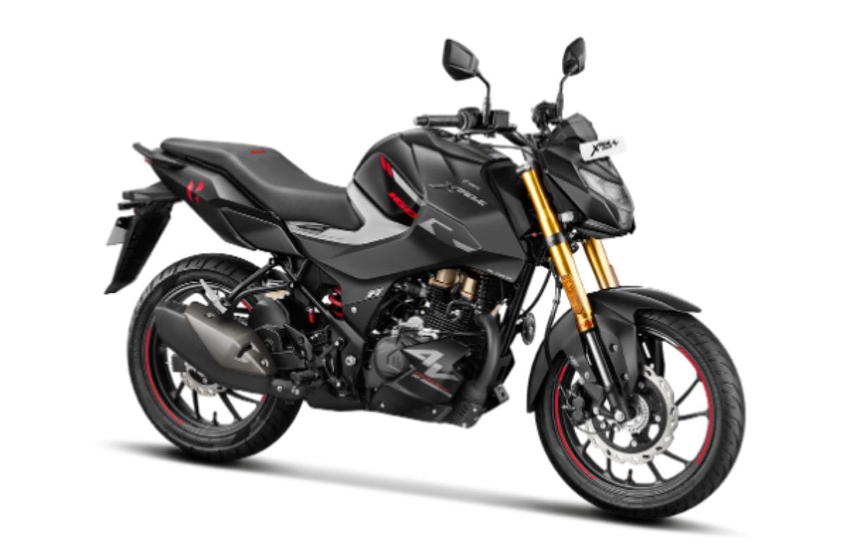 Hero Xtreme 160R black colour front right static in studio