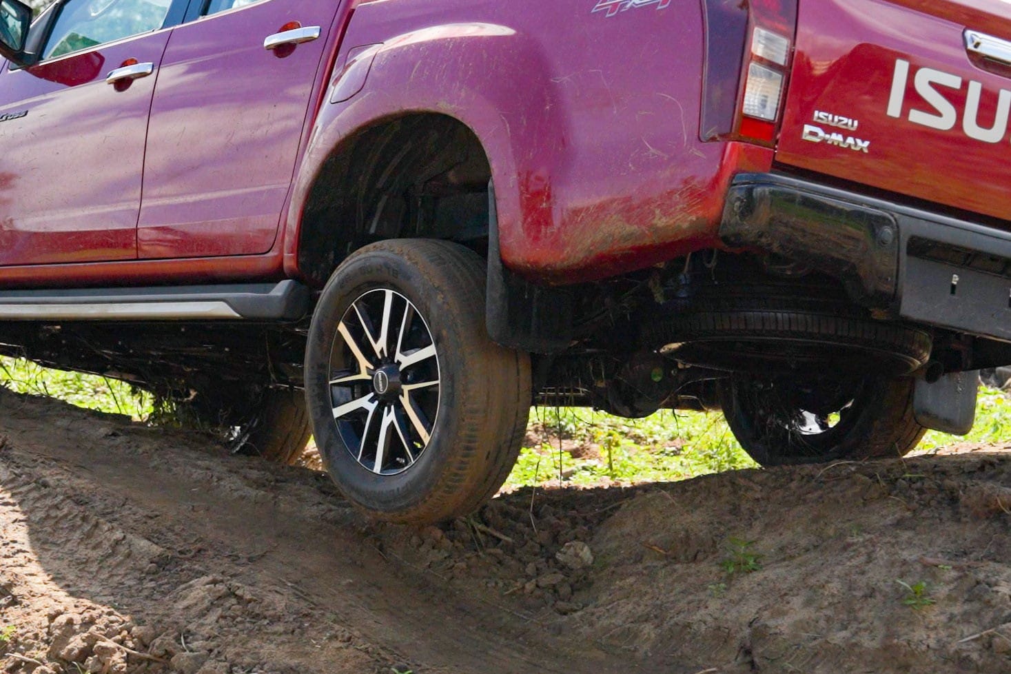 Isuzu launches 2026 D-Max V-Cross at Rs 25.5 lakh