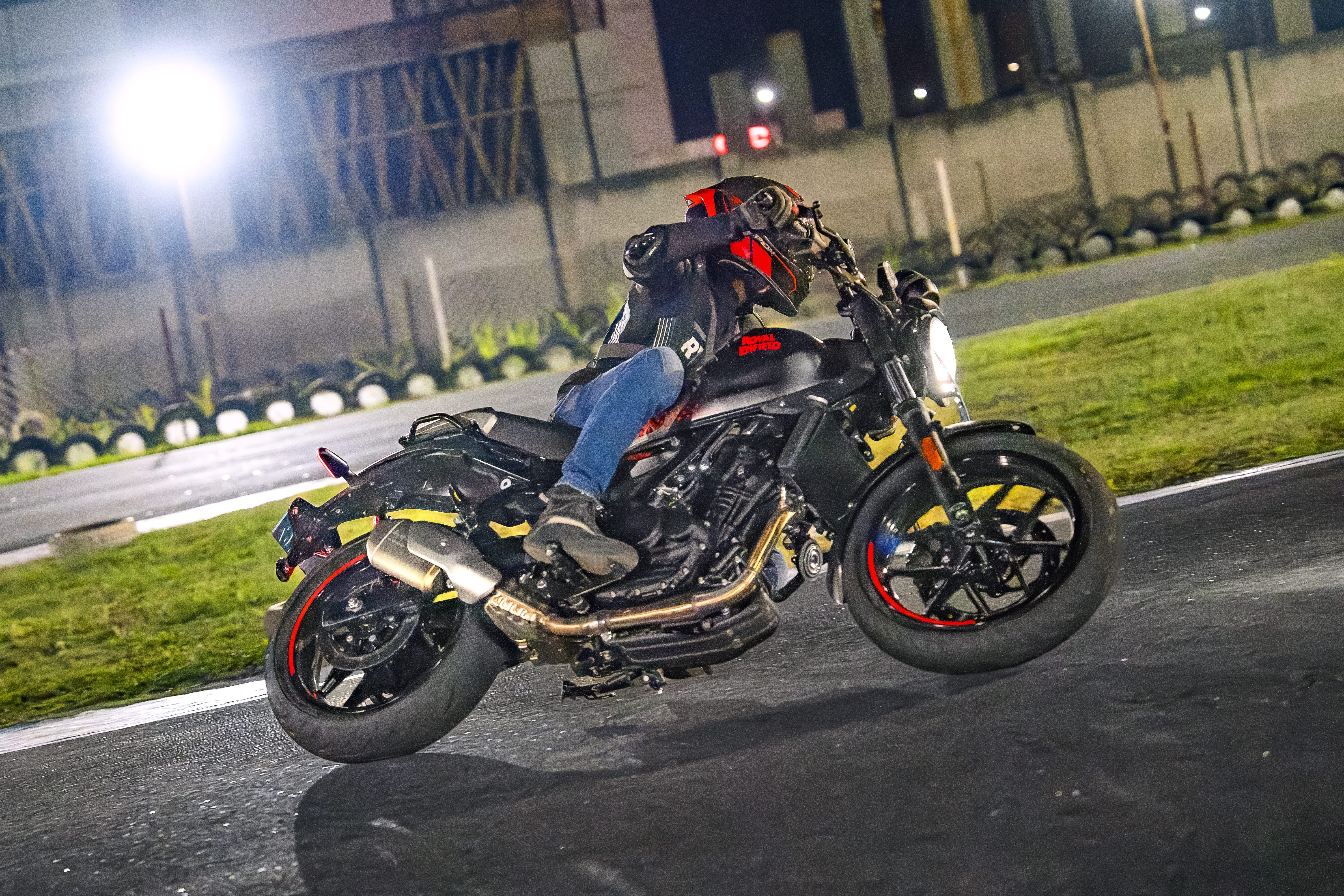 4 reasons to buy the Royal Enfield Guerrilla 450 Apex and 2 to skip it