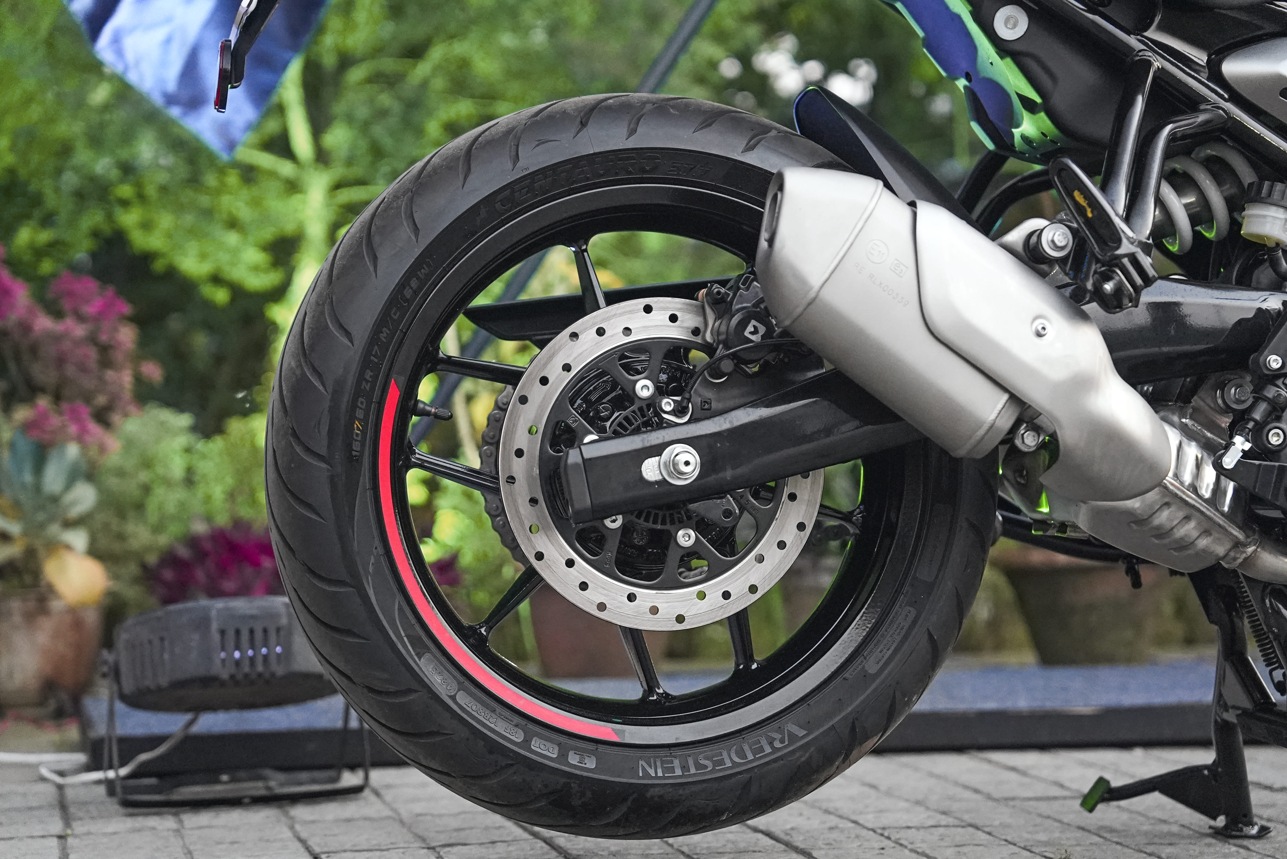 4 reasons to buy the Royal Enfield Guerrilla 450 Apex and 2 to skip it