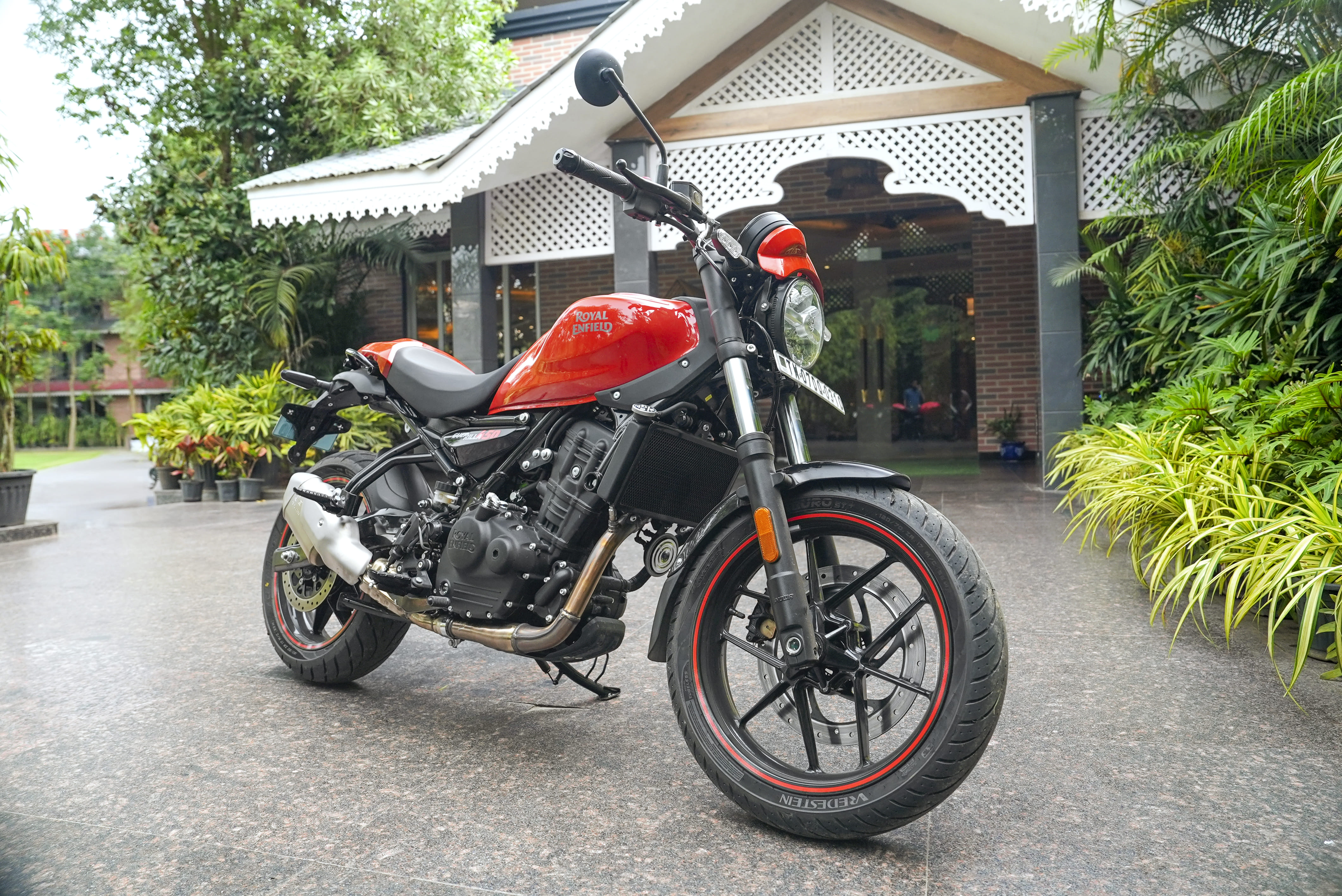 4 reasons to buy the Royal Enfield Guerrilla 450 Apex and 2 to skip it