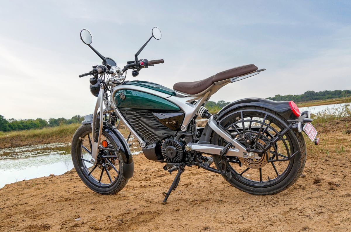 Royal Enfield Flying Flea C6 left rear static in field