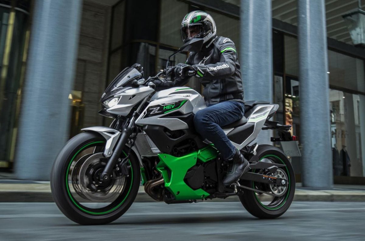 Kawasaki Z 7 Hybrid front left side riding shot in city