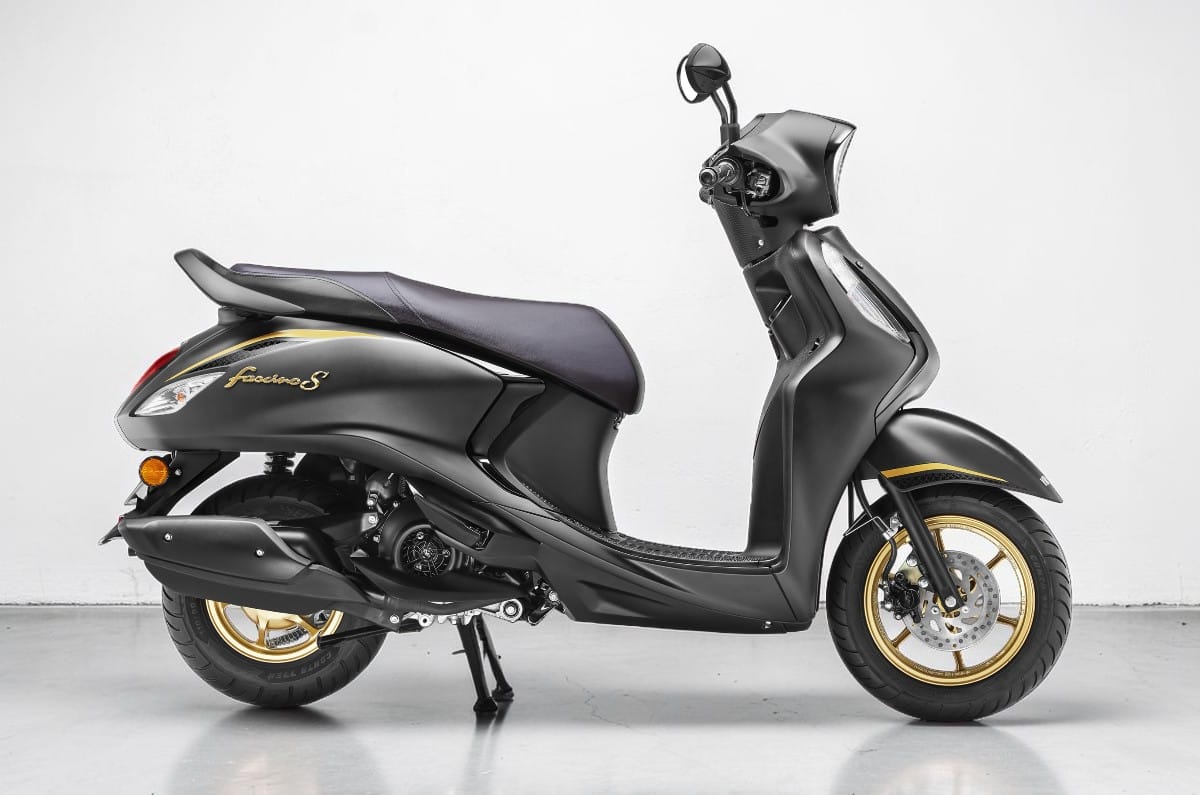 Yamaha Fascino 125 black right side profile static in studio