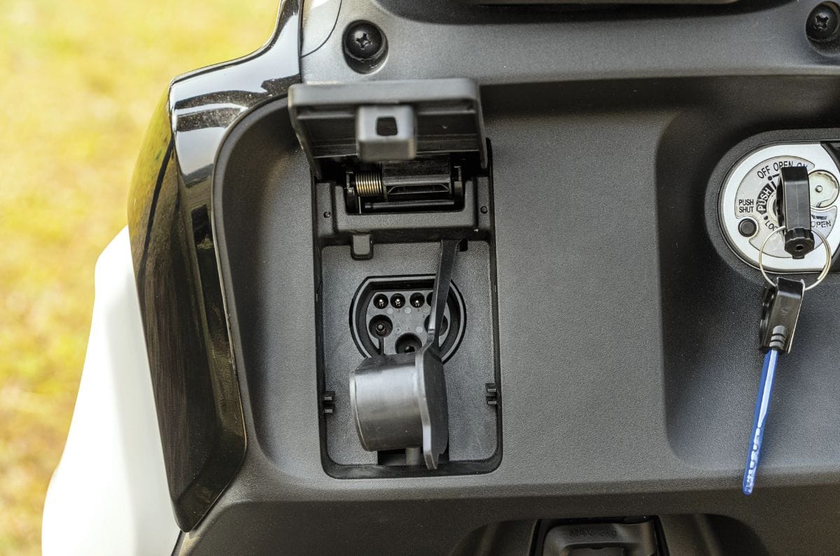 Yamaha EC06 charging port