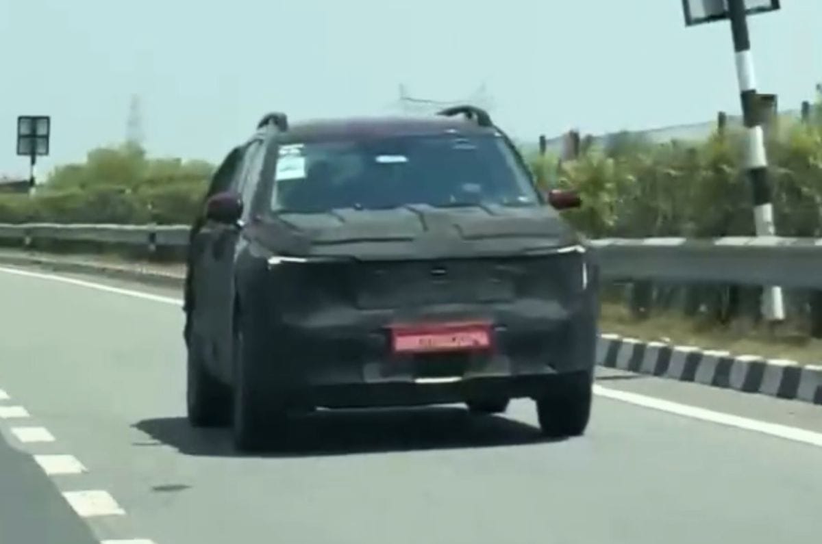 Kia Sorento spied front