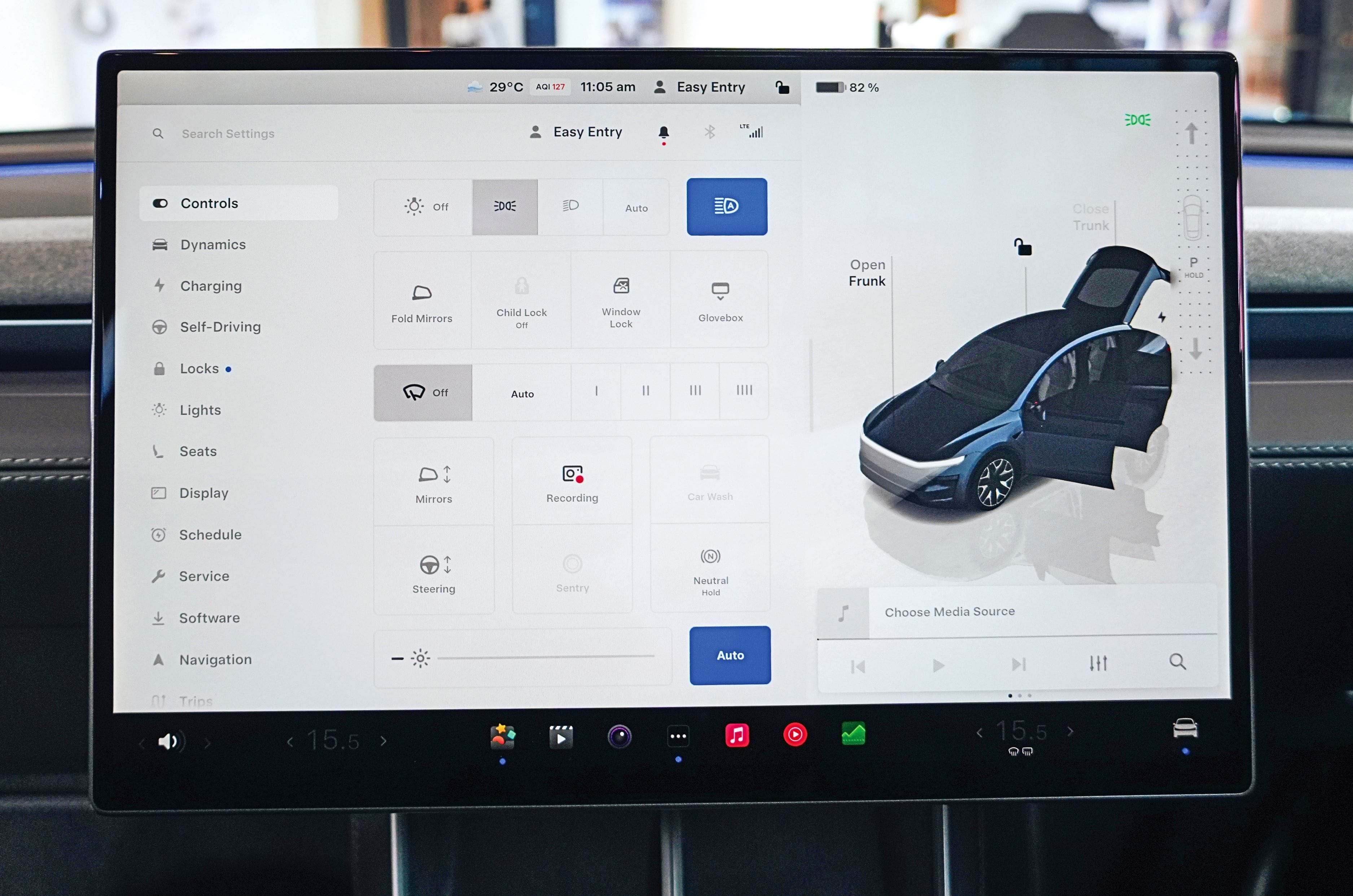 Tesla Model Y L touchscreen