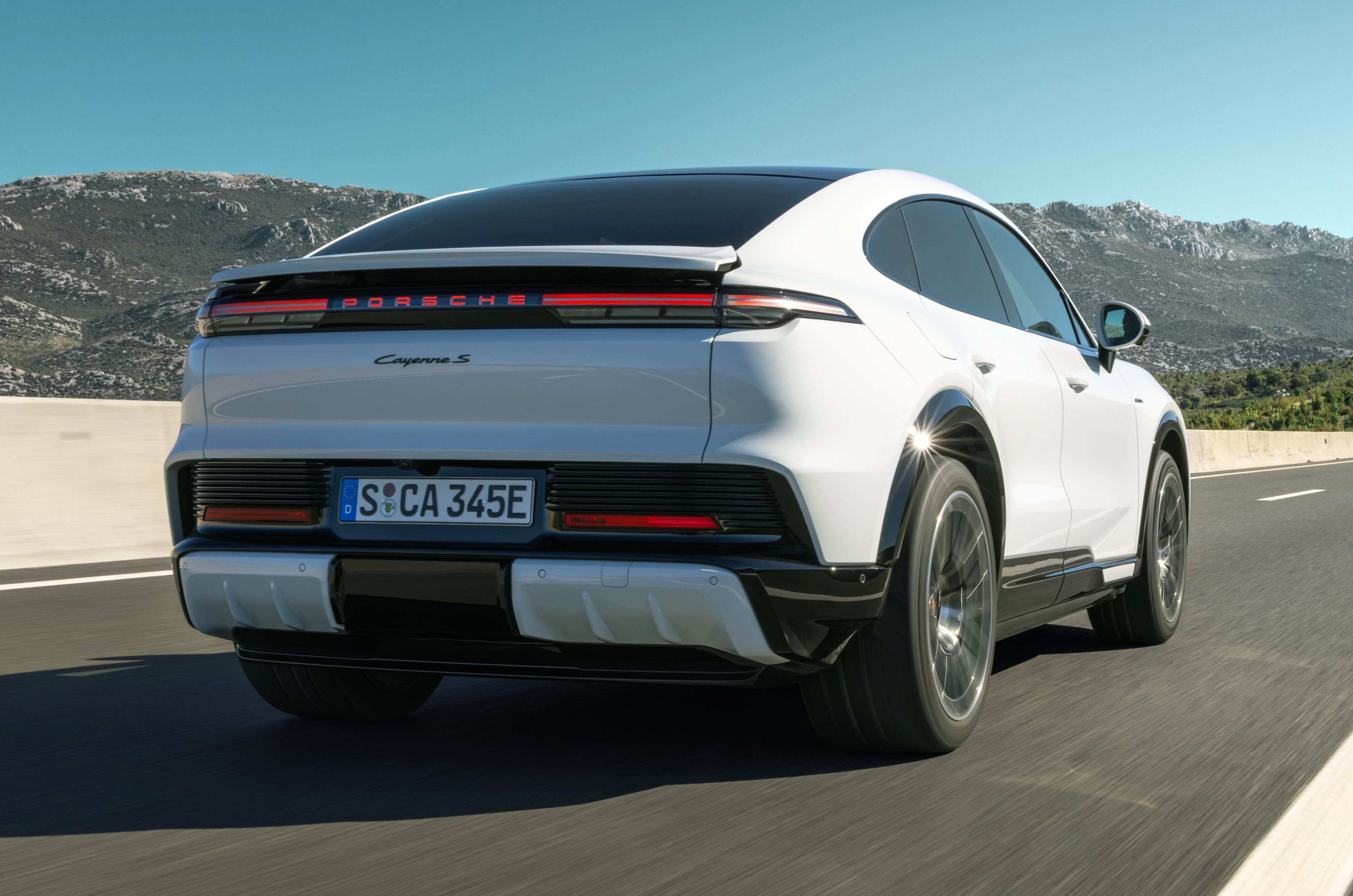 Porsche Cayenne Coupe Electric rear-third tracking