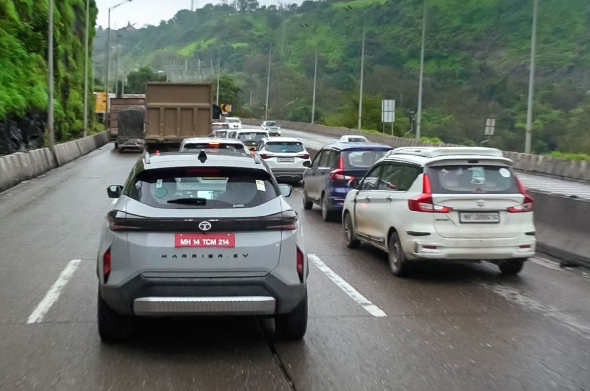 Maharashtra CM inaugurates Mumbai-Pune Expressway Missing Link 