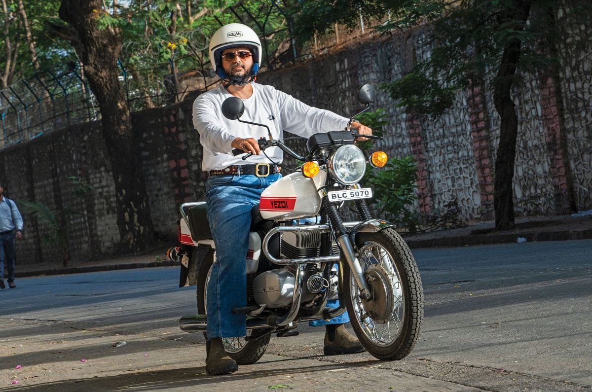 Yezdi-350-with-owner
