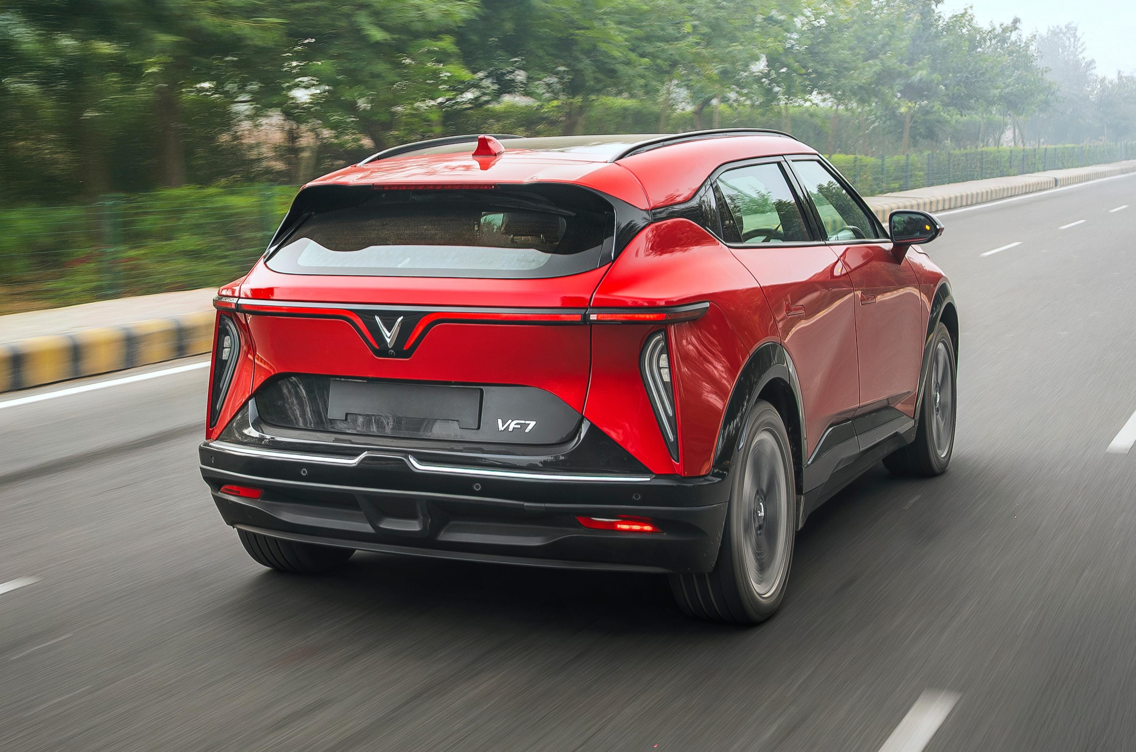 Vinfast VF7 Rear Tracking