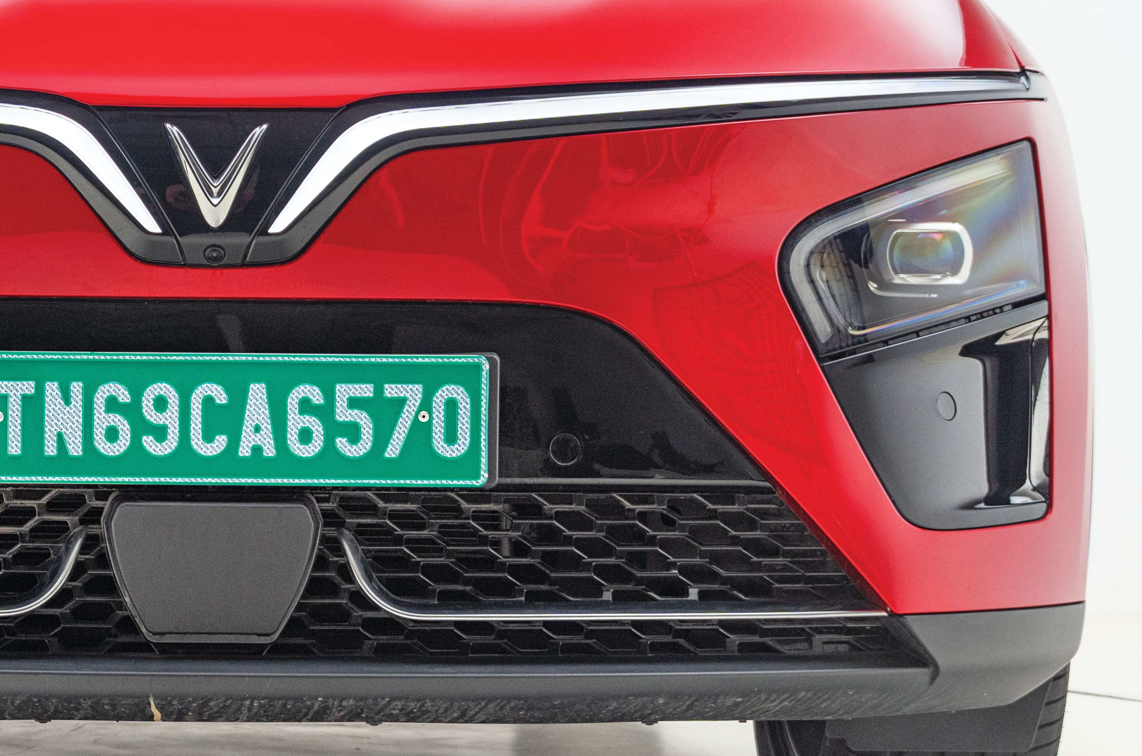 Vinfast VF7 LED DRLs and Headlights