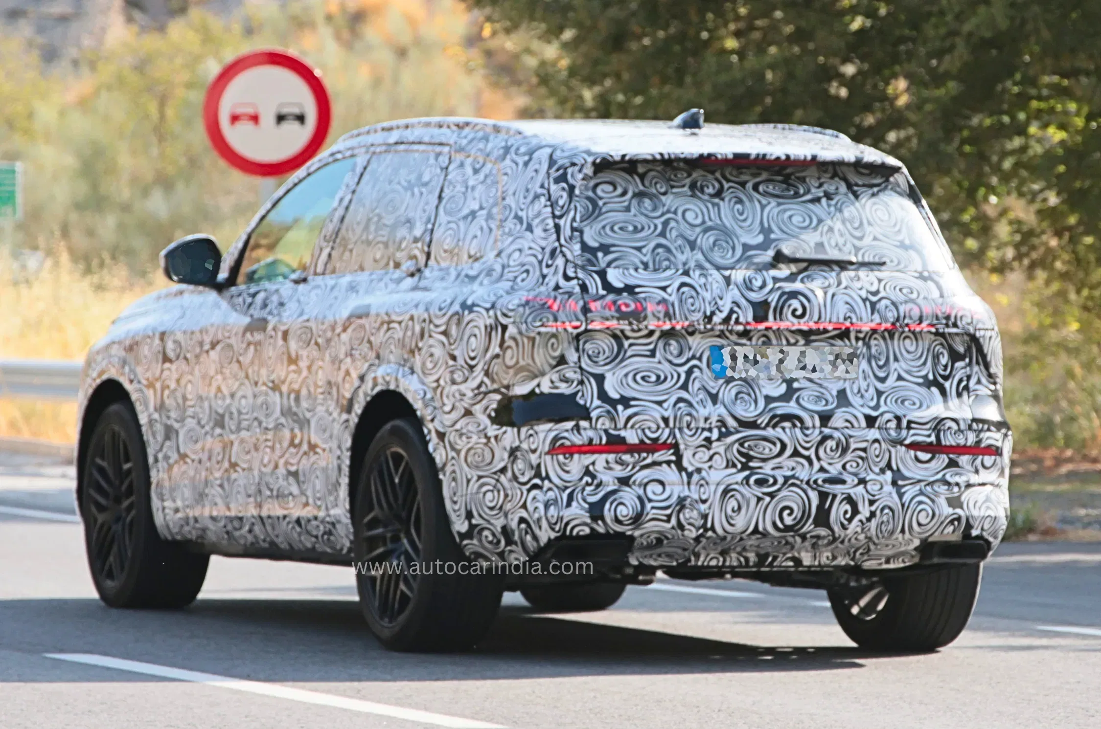 Next-gen Audi Q7 teased ahead of debut this month