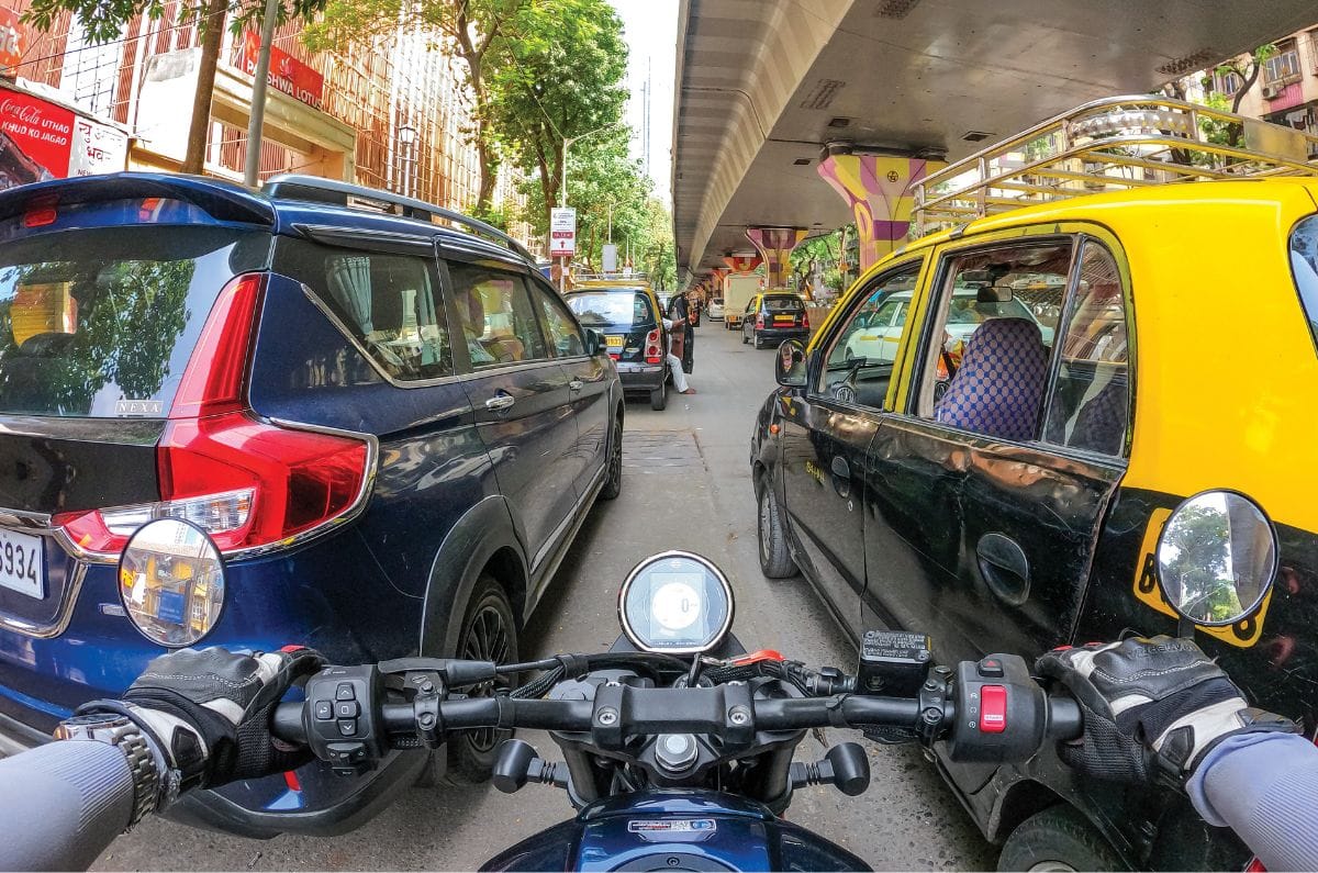 Harley-Davidson X440 T filtering through traffic