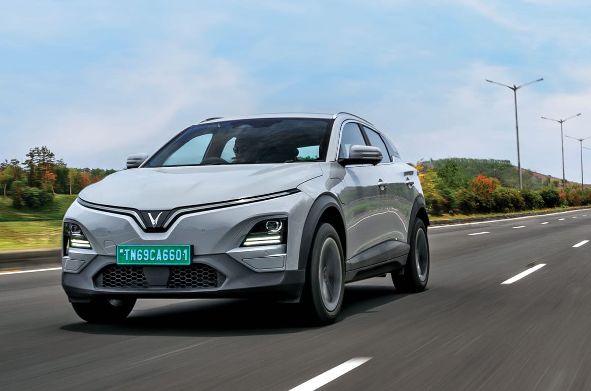 Vinfast VF6 front tracking highway