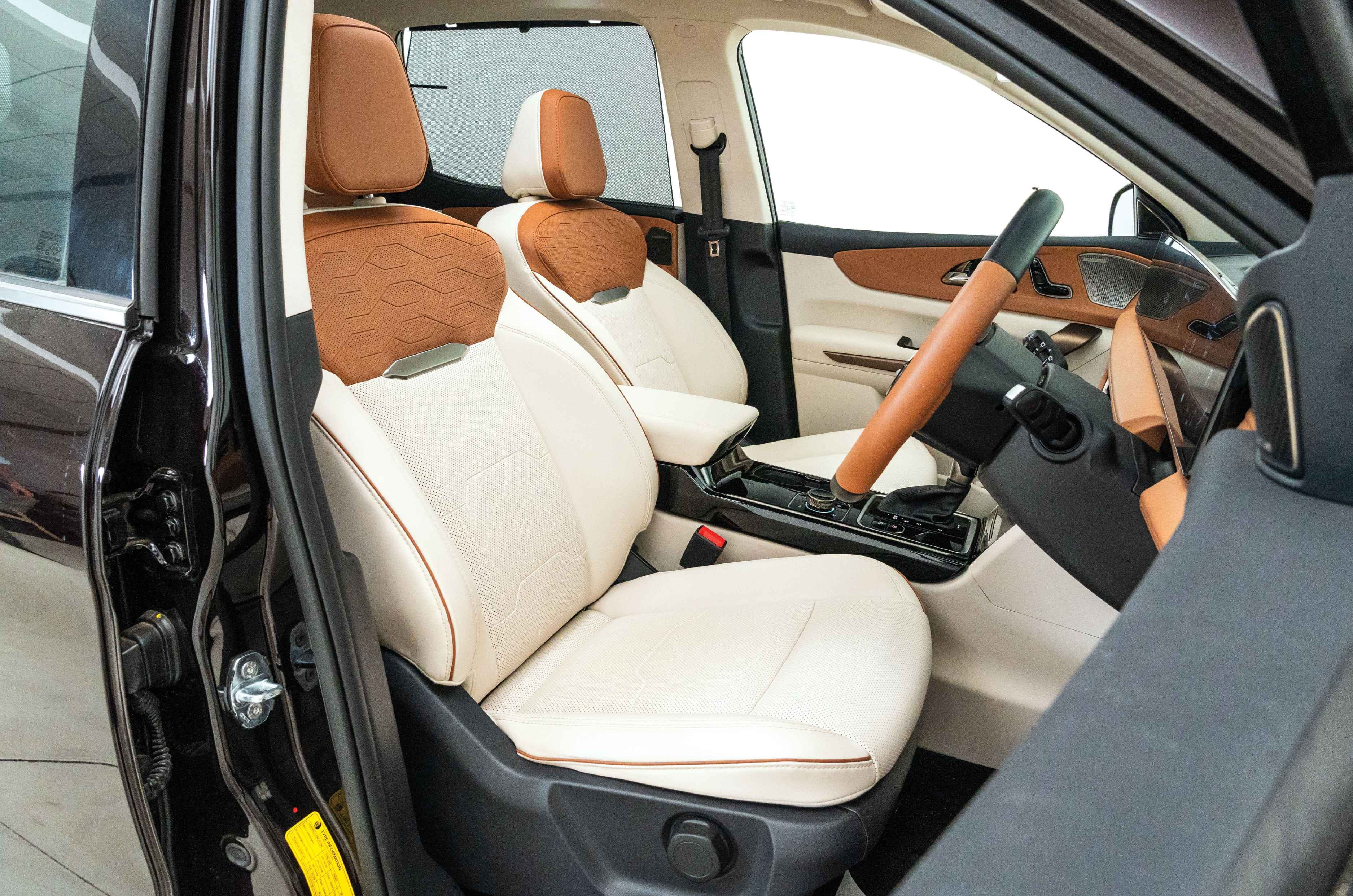 Mahindra XUV 7XO front seats