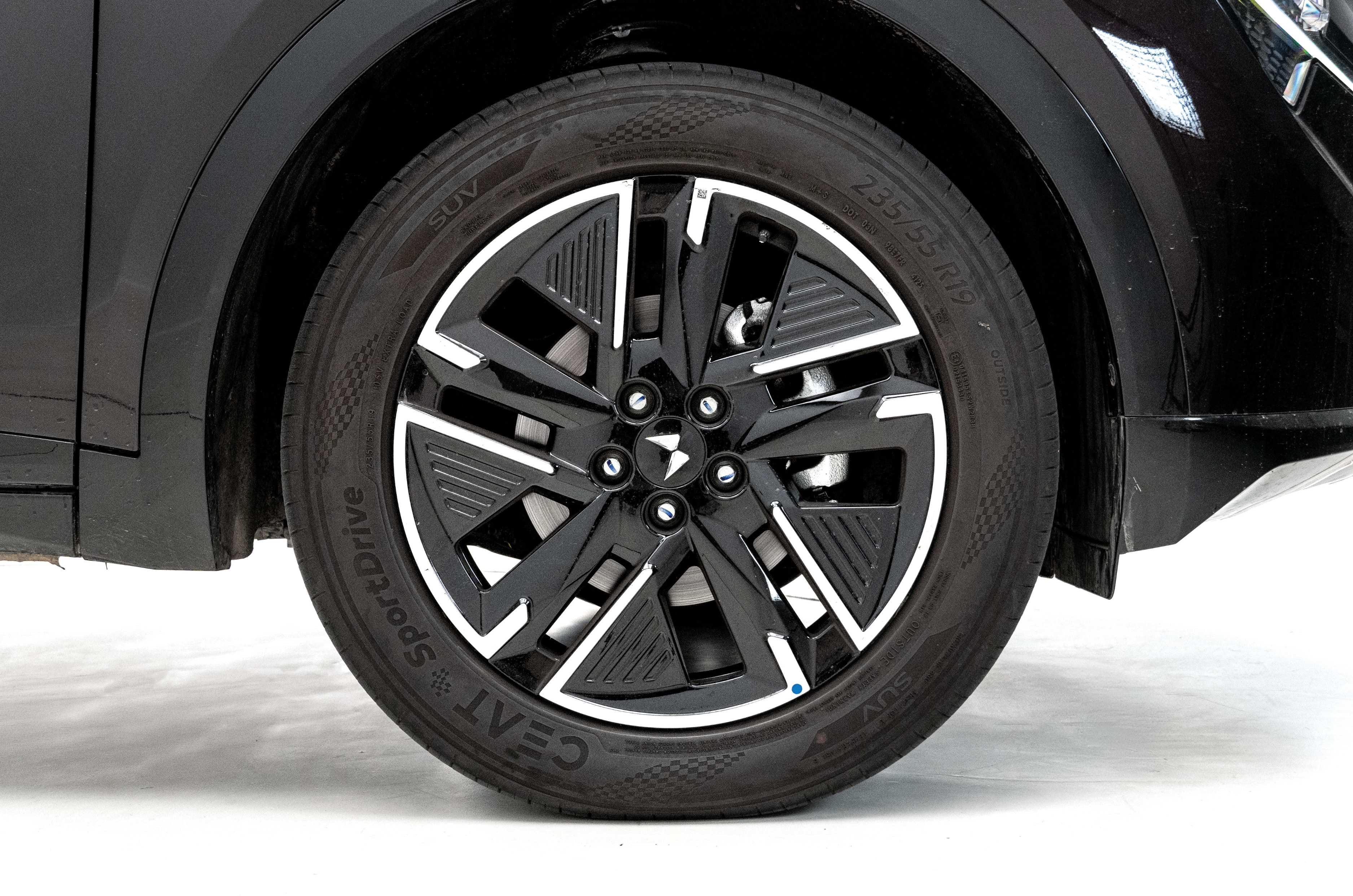 Mahindra XUV 7XO tyre