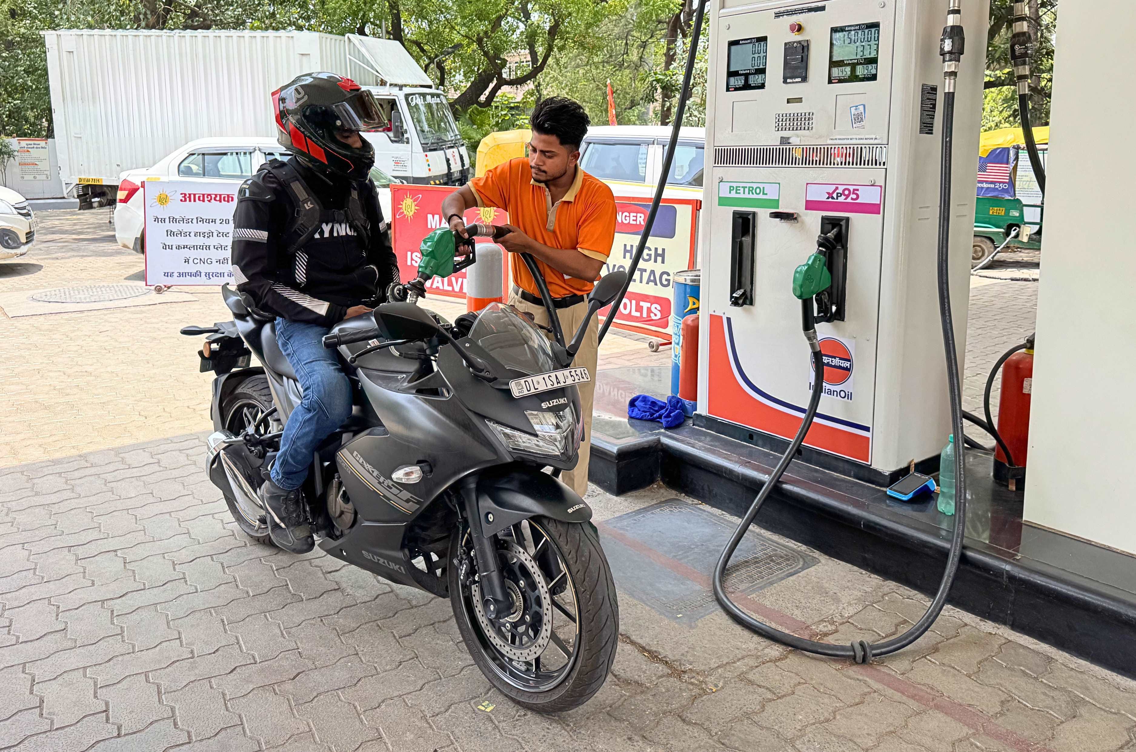 Suzuki Gixxer SF 250 flex fuel tank being topped up