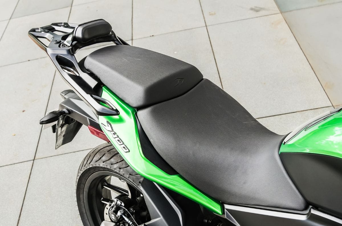 Bajaj Dominar 400 seats