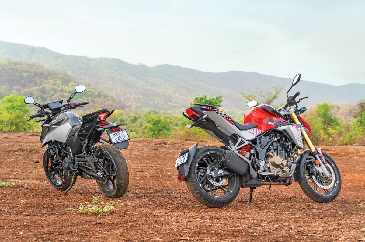 Hero Xtreme 250R and KTM 250 Duke rear right side static in field