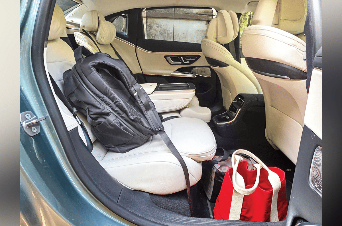 Mercedes-Benz E 220D rear seats