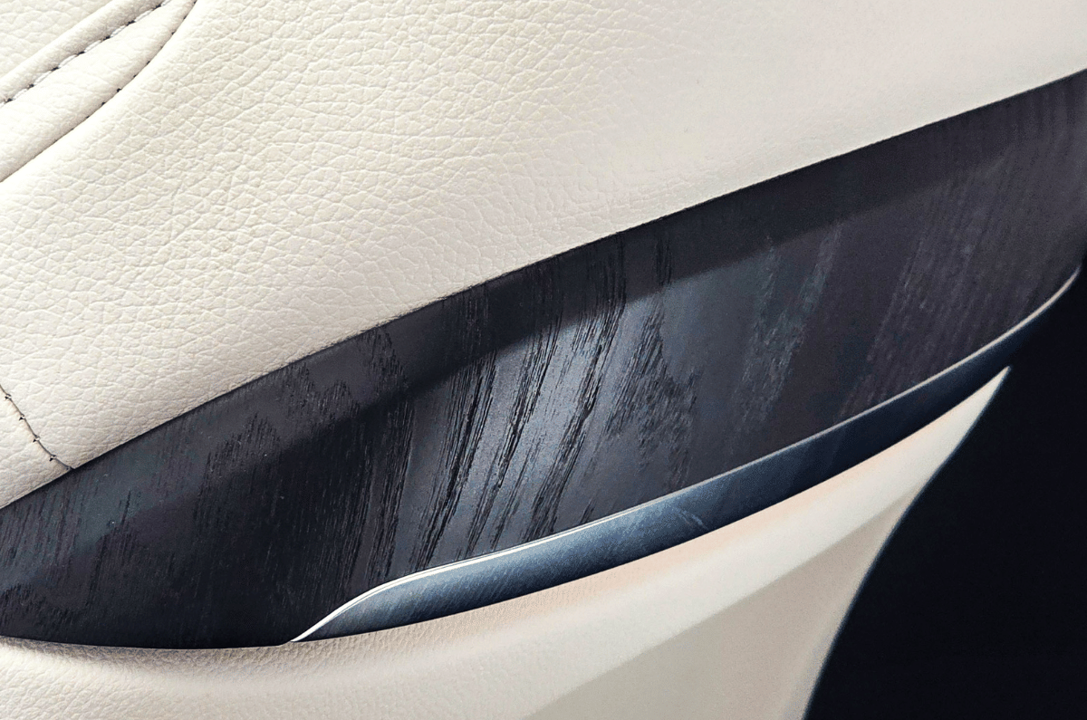 Mercedes-Benz E 220D open pore wood on interior trims
