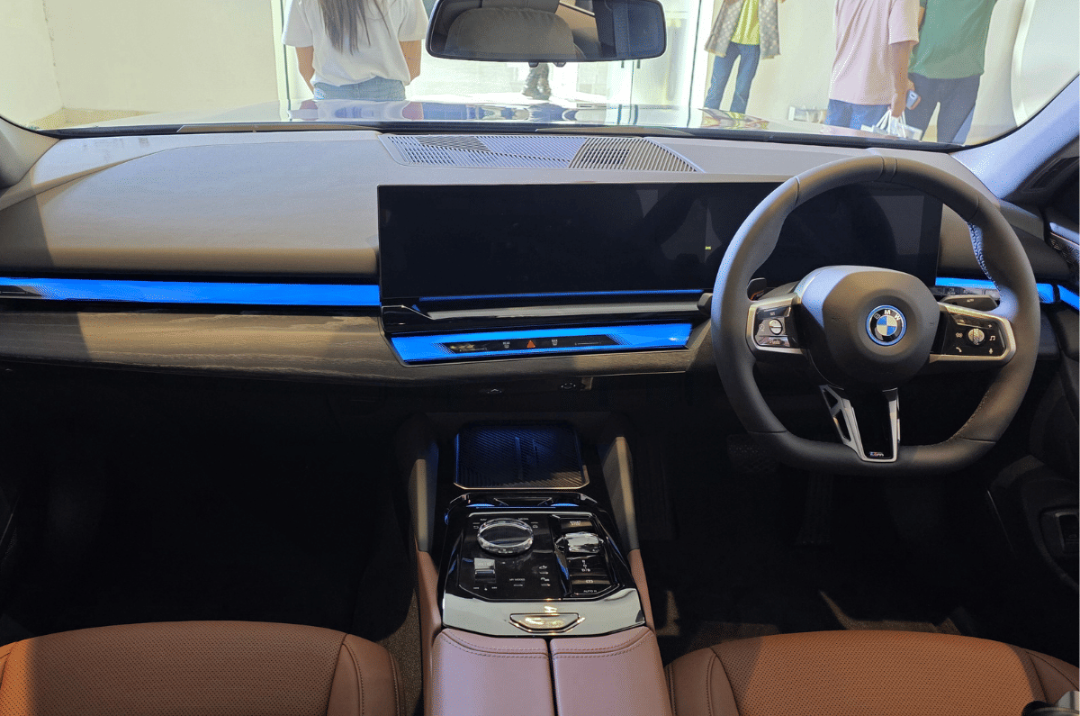 BMW i5 LWB interior