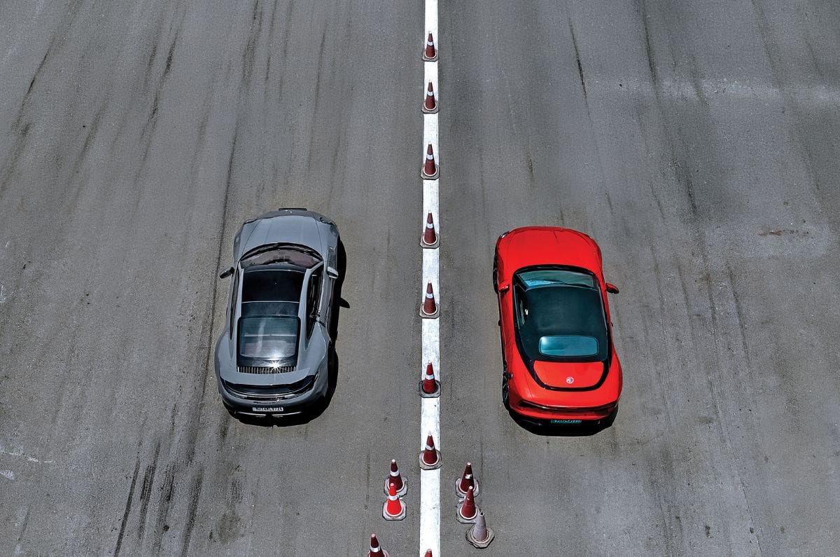 Porsche 911 GTS vs MG Cyberster: Quarter mile race