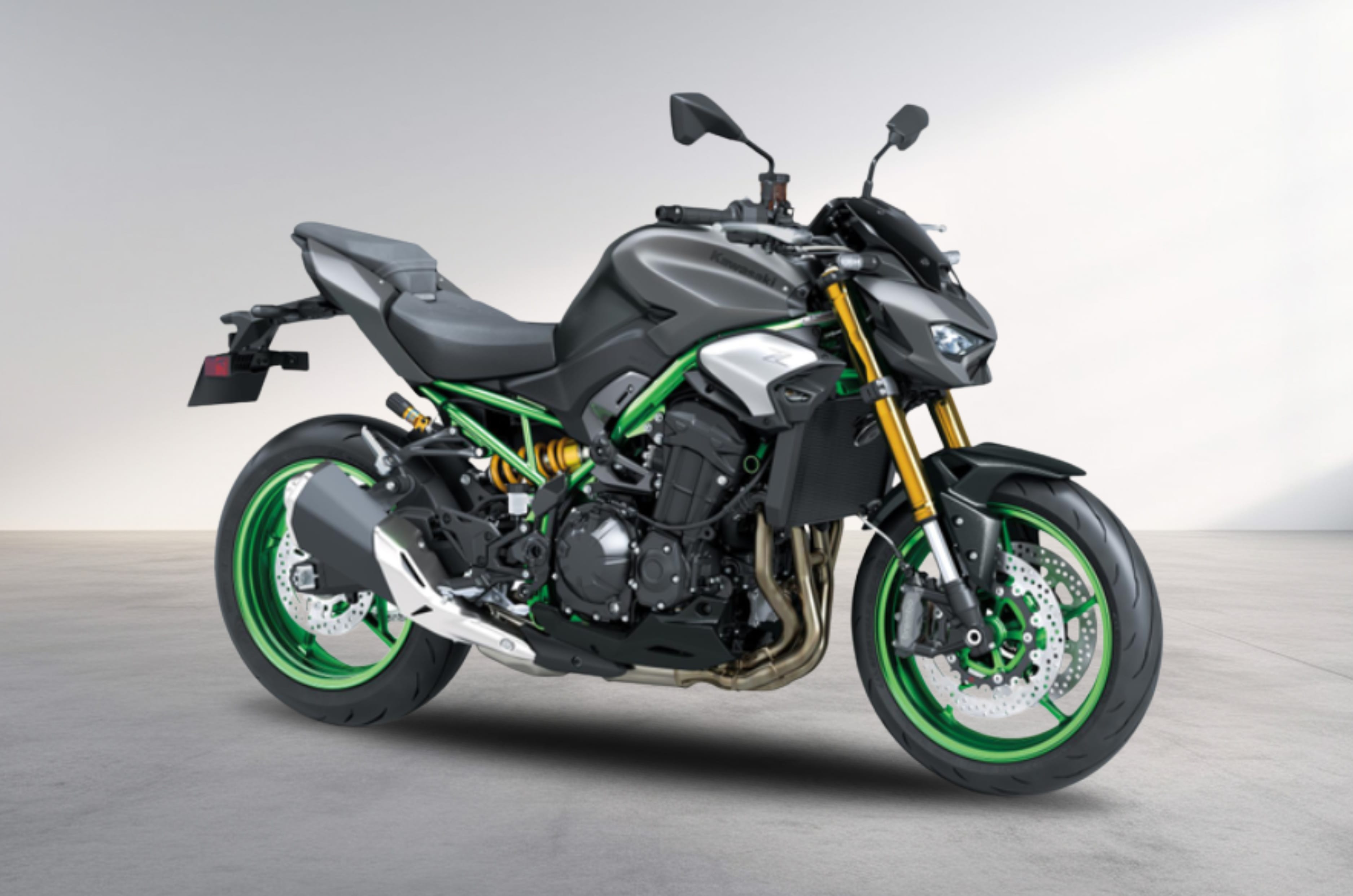 Kawasaki Z900 SE in Gray colour with a green frame and green wheels