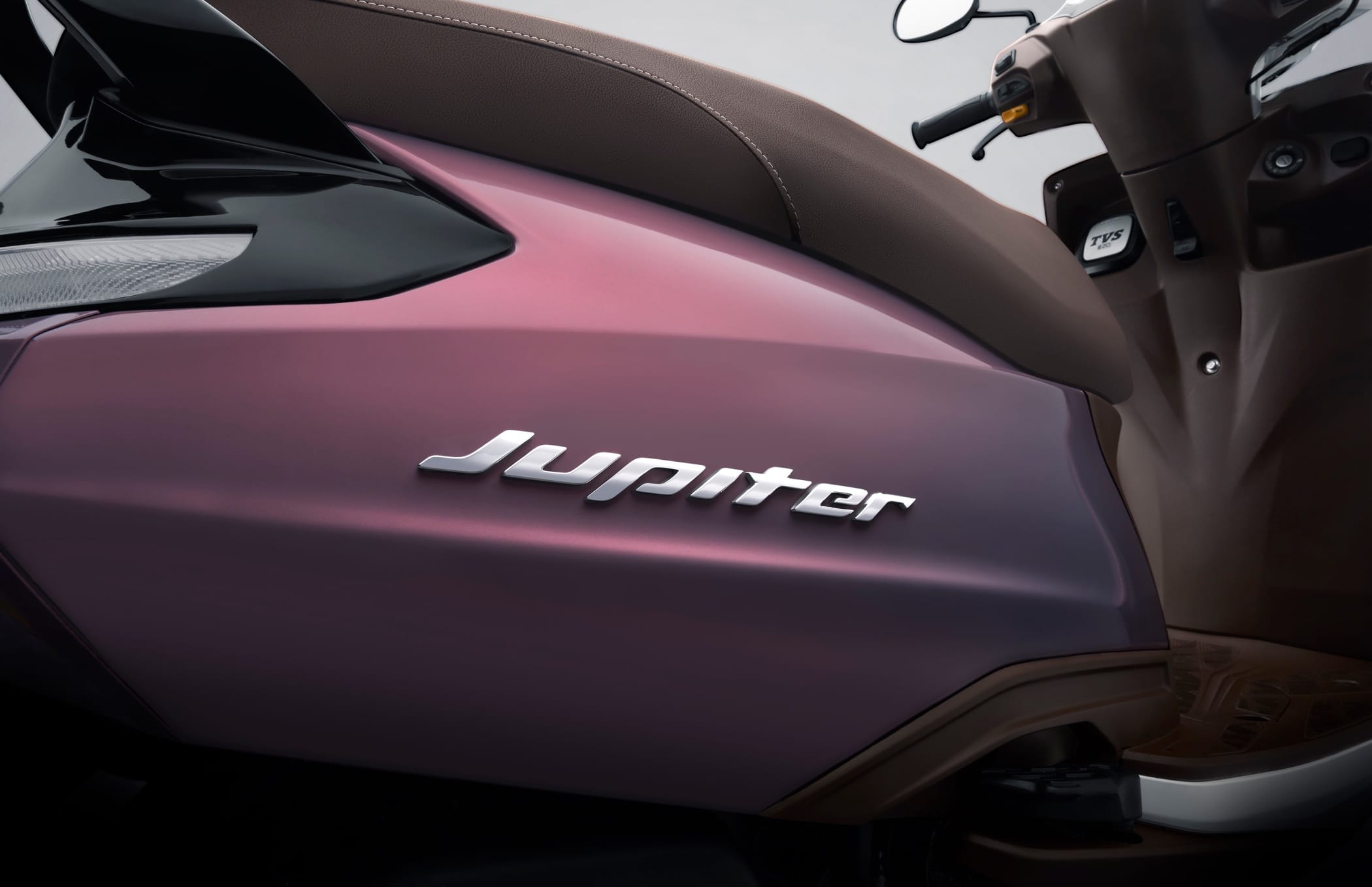 Image showing the Jupiter logo on the right side of the scooter, in Spectral Copper colour