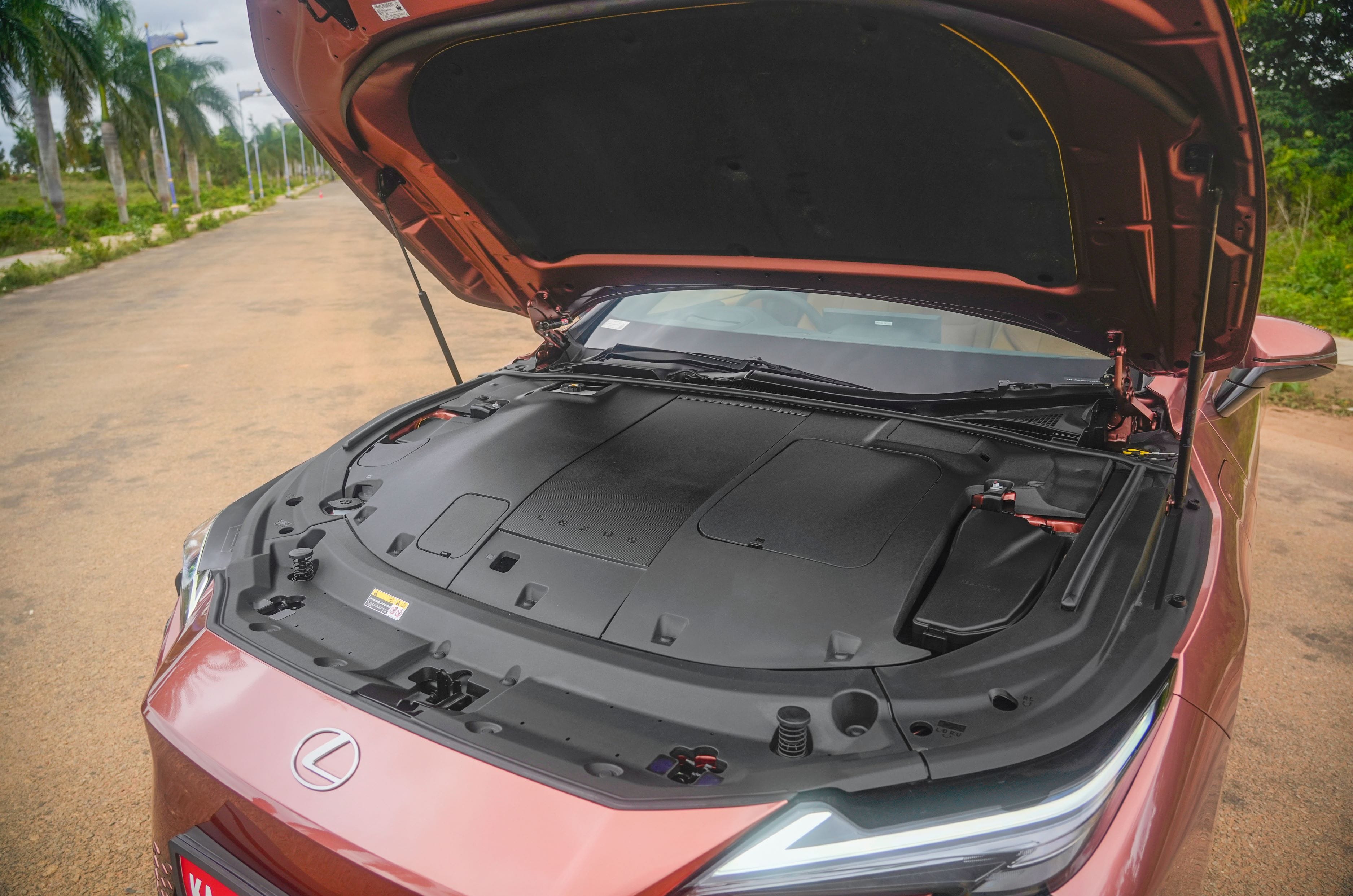 3 reasons to buy the Lexus ES 500e and 2 to skip it
