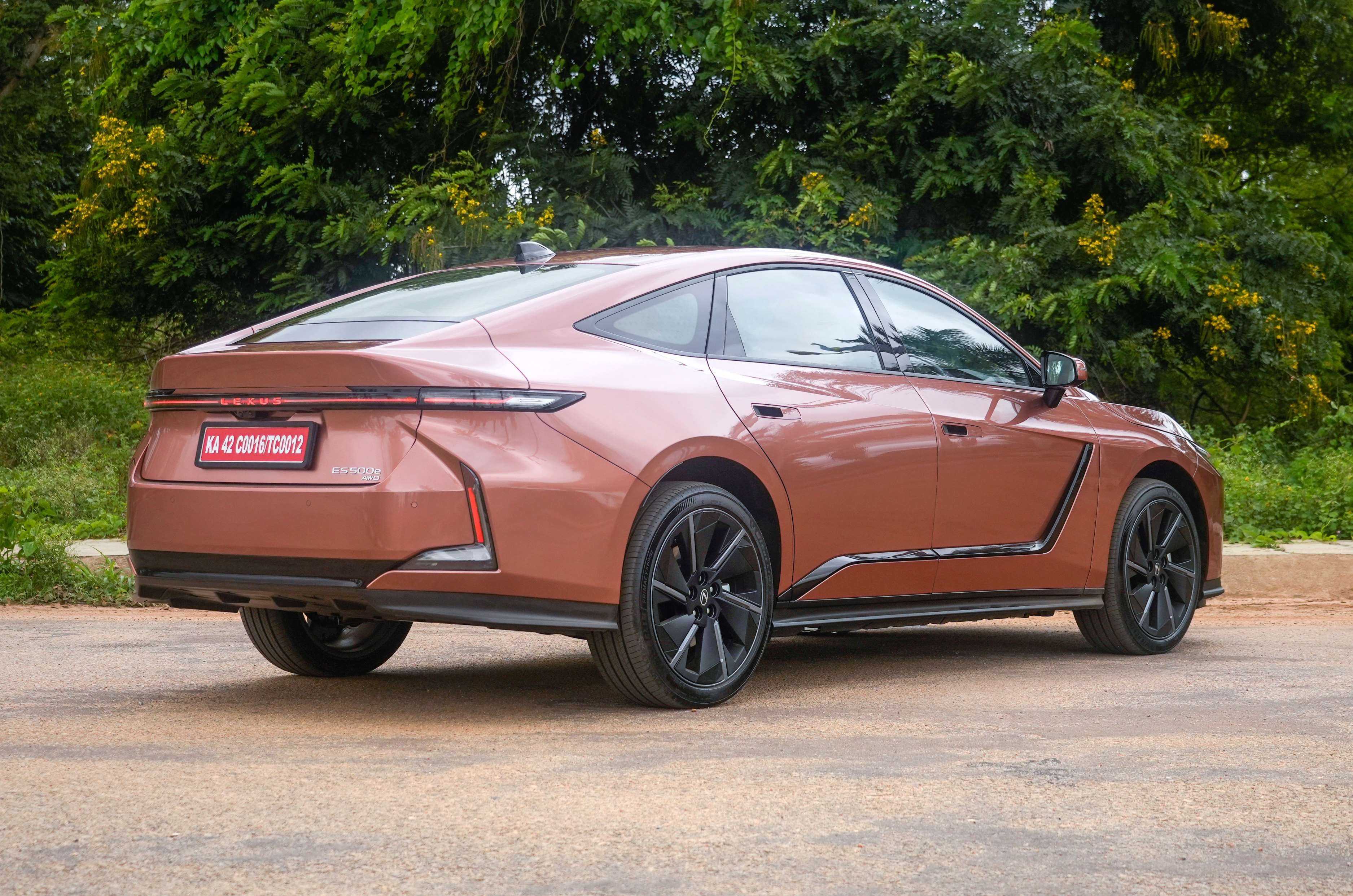 3 reasons to buy the Lexus ES 500e and 2 to skip it