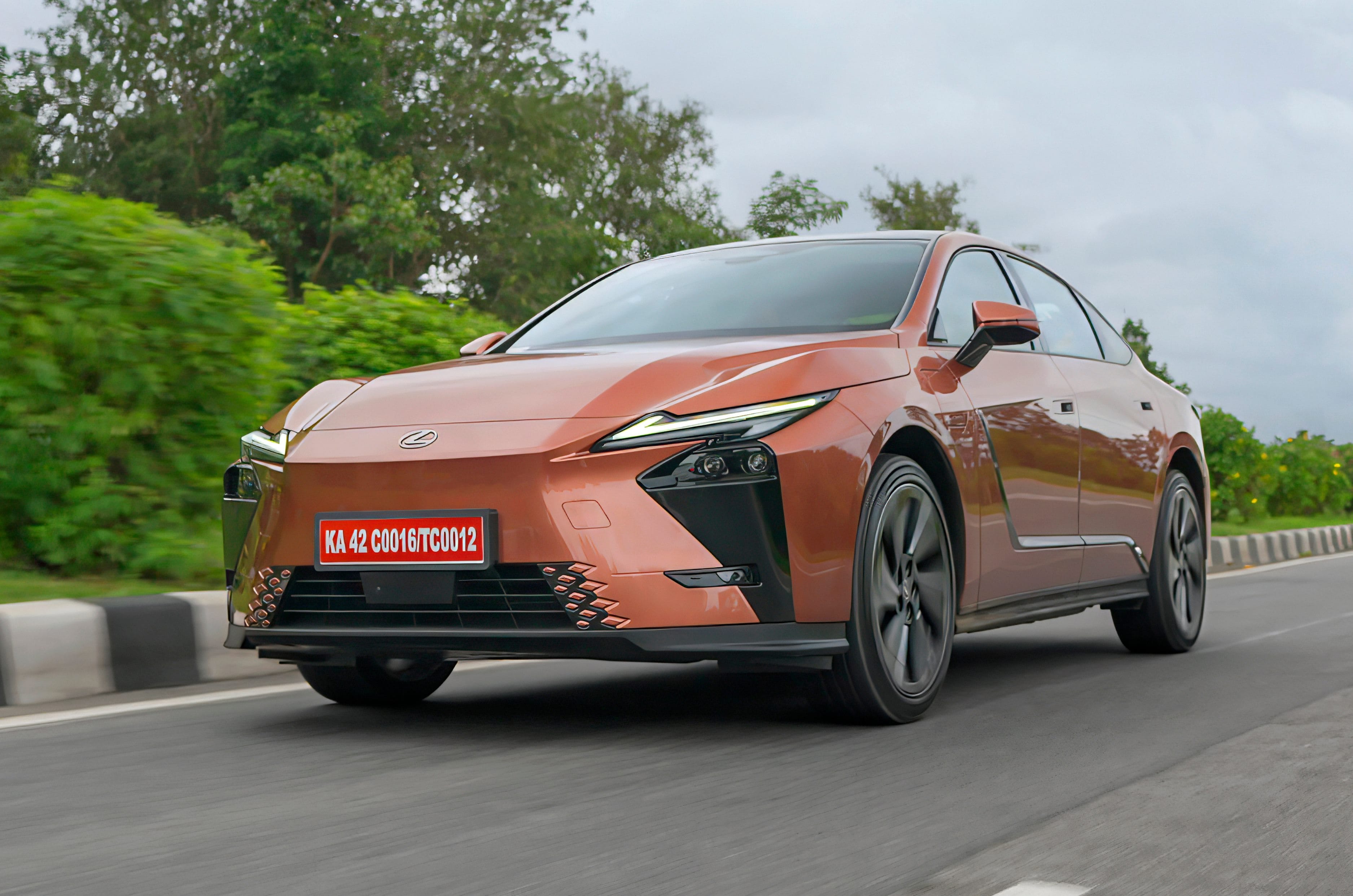 3 reasons to buy the Lexus ES 500e and 2 to skip it